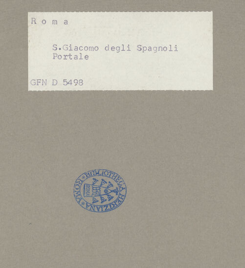 Rückseite von ICCD [https://www.deutsche-digitale-bibliothek.de/content/lizenzen/rv-ez/] Portalskulptur - Gesamtansicht, bh073209_recto. Foto.