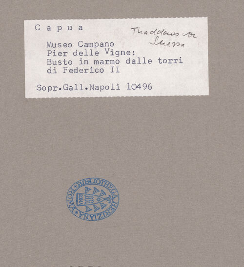 Rückseite von Sopr. BAS NA [https://www.deutsche-digitale-bibliothek.de/content/lizenzen/rv-ez/] Büste des Taddeo da Sessa (Thaddeus de Suessa) - Frontalansicht, bh073859_recto. Foto.