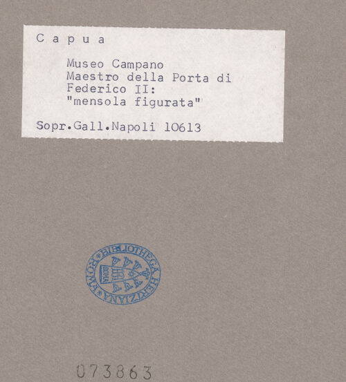 Rückseite von Sopr. BAS NA [https://www.deutsche-digitale-bibliothek.de/content/lizenzen/rv-ez/] Konsole mit weiblichem Kopf - Frontalansicht, bh073863_recto. Foto.