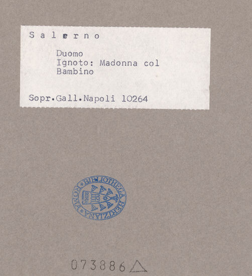 Rückseite von Sopr. BAS NA [https://www.deutsche-digitale-bibliothek.de/content/lizenzen/rv-ez/] Madonna - Gesamtansicht, frontal, bh073886_recto. Foto.