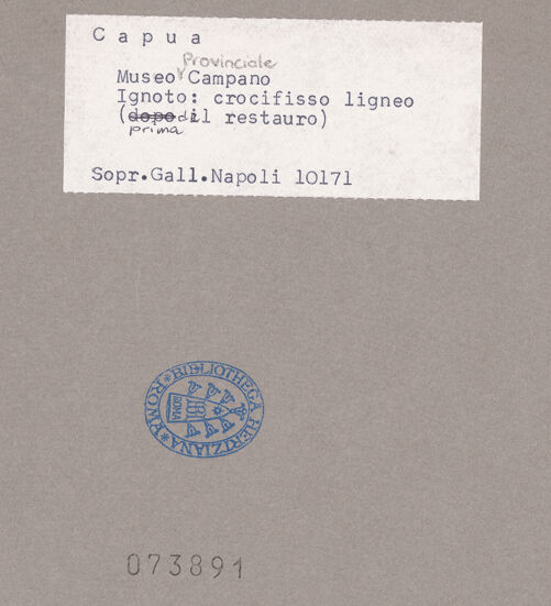 Rückseite von Sopr. BAS NA [https://www.deutsche-digitale-bibliothek.de/content/lizenzen/rv-ez/] Altarkreuz - Frontalansicht (vor der Restaurierung), bh073891_recto. Foto.