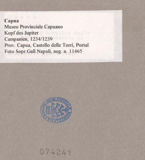 Rückseite von Sopr. BAS NA [https://www.deutsche-digitale-bibliothek.de/content/lizenzen/rv-ez/] Kopf des Jupiter - Frontalansicht, bh074241_recto. Foto.