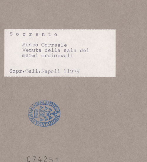 Rückseite von Sopr. BAS NA [https://www.deutsche-digitale-bibliothek.de/content/lizenzen/rv-ez/] Saal der mittelalterlichen Skulptur - Teilansicht, bh074251_recto. Foto.