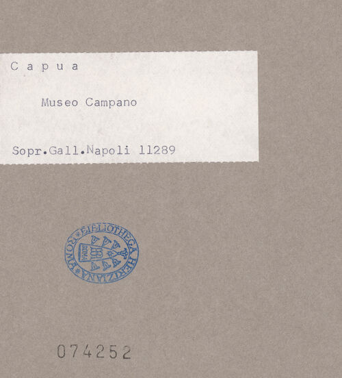 Rückseite von Sopr. BAS NA [https://www.deutsche-digitale-bibliothek.de/content/lizenzen/rv-ez/] Bauskulptur aus der Porta Capuana - Gesamtansicht, bh074252_recto. Foto.