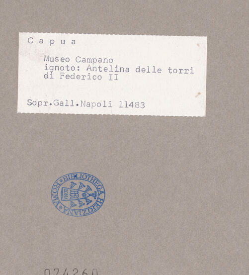 Rückseite von Sopr. BAS NA [https://www.deutsche-digitale-bibliothek.de/content/lizenzen/rv-ez/] Herme mit männlichem Kopf - Frontalansicht, bh074260_recto. Foto.