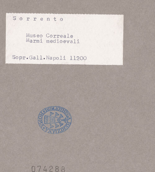 Rückseite von Sopr. BAS NA [https://www.deutsche-digitale-bibliothek.de/content/lizenzen/rv-ez/] Saal der mittelalterlichen Skulptur - Teilansicht, bh074288_recto. Foto.