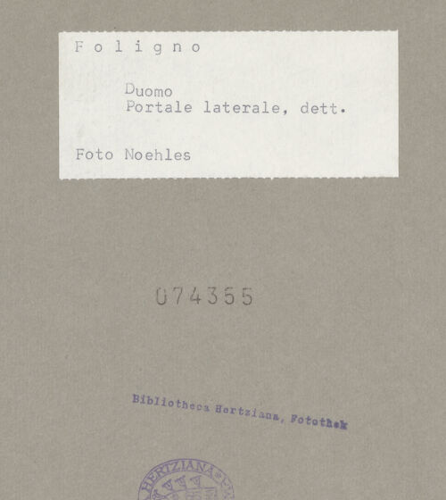 Rückseite von unbekannt [https://www.deutsche-digitale-bibliothek.de/content/lizenzen/rv-fz/] Seitenportal - Detail: linke Kapitellzone und Archivoltenansatz, bh074355_recto. Foto: Noehles, Karl.