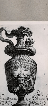 Rückseite von  [http://creativecommons.org/publicdomain/mark/1.0/] Die Vase - , bh075054. Foto.