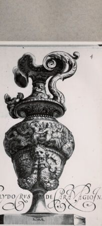 Rückseite von  [http://creativecommons.org/publicdomain/mark/1.0/] Die Vase - , bh075055. Foto.