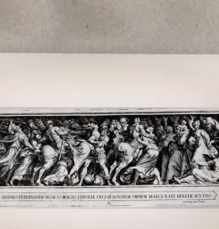 Rückseite von  [http://creativecommons.org/publicdomain/mark/1.0/] Fries: Der Raub der Sabinerinnen - , bh075061. Foto.