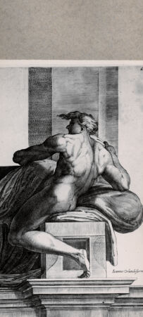 Rückseite von  [http://creativecommons.org/publicdomain/mark/1.0/] Sitzender Mann - , bh075245. Foto.