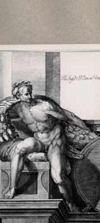 Rückseite von  [http://creativecommons.org/publicdomain/mark/1.0/] Sitzender Mann - , bh075248. Foto.