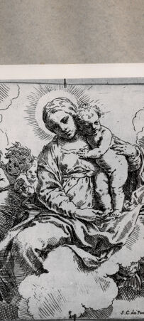 Rückseite von  [http://creativecommons.org/publicdomain/mark/1.0/] Madonna mit Kind - , bh076876. Foto.