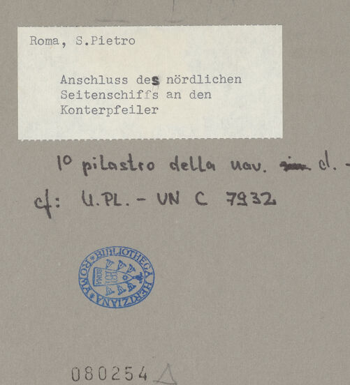 Rückseite von unbekannt [https://www.deutsche-digitale-bibliothek.de/content/lizenzen/rv-fz/] San Pietro - rechtes (nördliches) Seitenschiff, Anschluss an den Kuppelpfeiler, bh080254_recto. Foto.