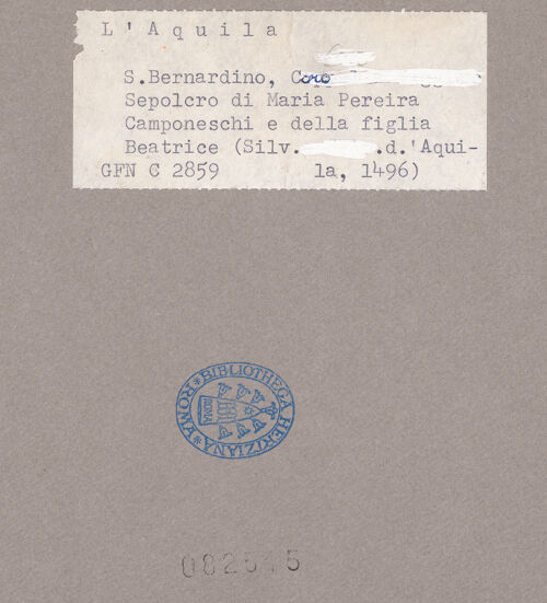 Rückseite von ICCD [https://www.deutsche-digitale-bibliothek.de/content/lizenzen/rv-ez/] Hauptportal - Tympanon, Archivolte, Türsturz (rechte Seite), bh082545_recto. Foto.