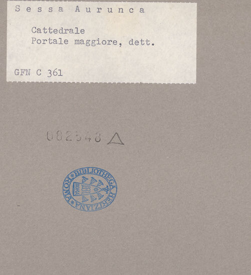 Rückseite von ICCD [https://www.deutsche-digitale-bibliothek.de/content/lizenzen/rv-ez/] Hauptportal - Tympanon, Archivolte, Türsturz, bh082548_recto. Foto.