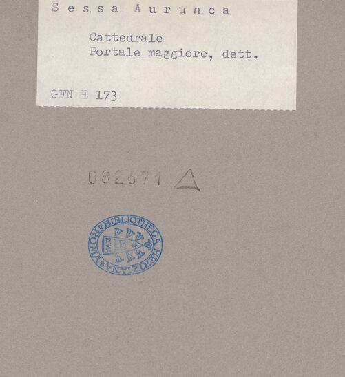 Rückseite von ICCD [https://www.deutsche-digitale-bibliothek.de/content/lizenzen/rv-ez/] Archivolte der mittleren ArkadeSzenen aus dem Leben des heiligen Petrus - Petrus und Paulus treffen und umarmen sich; Simon im Haus des Senators Marcellus, bh082671_recto. Foto.