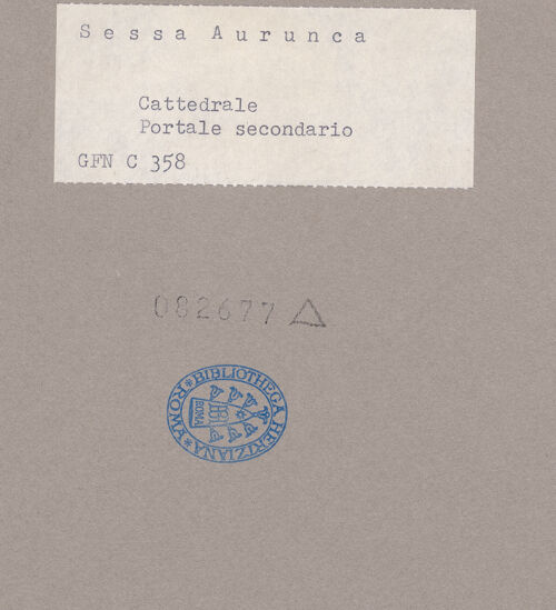 Rückseite von ICCD [https://www.deutsche-digitale-bibliothek.de/content/lizenzen/rv-ez/] Rechtes Nebenportal - Gesamtansicht, bh082677_recto. Foto.