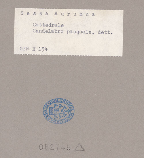 Rückseite von ICCD [https://www.deutsche-digitale-bibliothek.de/content/lizenzen/rv-ez/] OsterleuchterBasis des Leuchters mit sechs Figuren und umlaufender Inschrift - Detail, bh082745_recto. Foto.