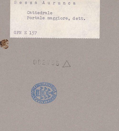 Rückseite von ICCD [https://www.deutsche-digitale-bibliothek.de/content/lizenzen/rv-ez/] HauptportalLöwen seitlich des Portals - Löwe links, bh082755_recto. Foto.