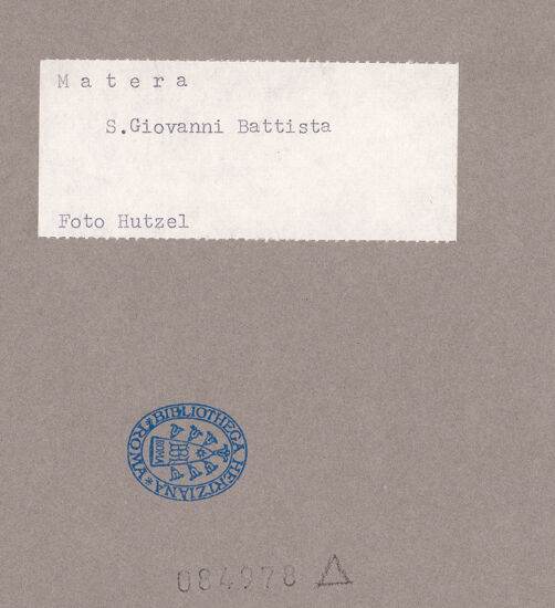 Rückseite von Getty Research Institute [https://www.deutsche-digitale-bibliothek.de/content/lizenzen/rv-ez/] San Giovanni BattistaOstfassade - Mittelachse, Detail: Fenster und Nische, bh084978_recto. Foto: Hutzel, Max.