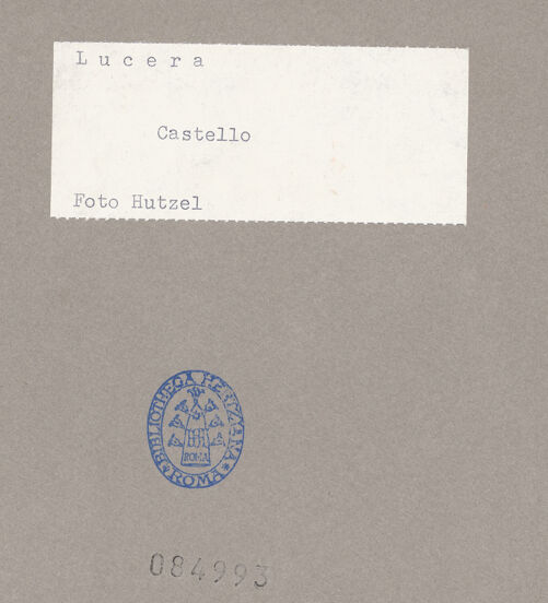 Rückseite von Hutzel, Max [https://www.deutsche-digitale-bibliothek.de/content/lizenzen/rv-ez/] Fortezza AngioinaOstseite - Nordöstliche Ecke von Osten; Torre del Leone, bh084993_recto. Foto: Hutzel, Max.