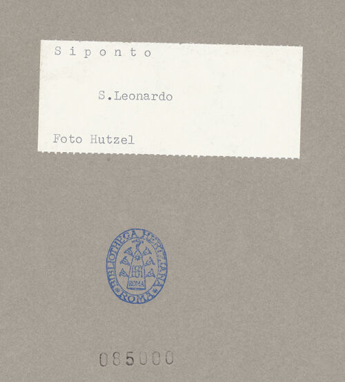 Rückseite von Hutzel, Max [https://www.deutsche-digitale-bibliothek.de/content/lizenzen/rv-ez/] San Leonardo di SipontoAußenbauNordfassade - Teilansicht von Nordosten, bh085000_recto. Foto: Hutzel, Max.