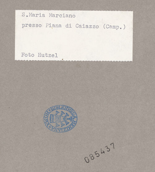 Rückseite von Hutzel, Max [https://www.deutsche-digitale-bibliothek.de/content/lizenzen/rv-ez/] Santa Maria a Marciano - Blick in Richtung Hauptaltar, bh085437_recto. Foto: Hutzel, Max.