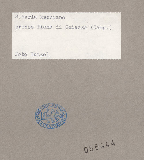 Rückseite von Hutzel, Max [https://www.deutsche-digitale-bibliothek.de/content/lizenzen/rv-ez/] Santa Maria a Marciano - Nordquerhausarm, Detail: Fenster, bh085444_recto. Foto: Hutzel, Max.