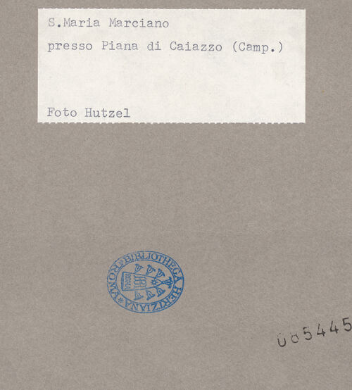 Rückseite von Hutzel, Max [https://www.deutsche-digitale-bibliothek.de/content/lizenzen/rv-ez/] Santa Maria a Marciano - Detail der Außenmauer, bh085445_recto. Foto: Hutzel, Max.