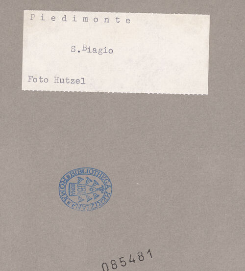Rückseite von Hutzel, Max [https://www.deutsche-digitale-bibliothek.de/content/lizenzen/rv-ez/] San Biagio - Fassade, Teilansicht (oberes Teil), bh085481_recto. Foto: Hutzel, Max.