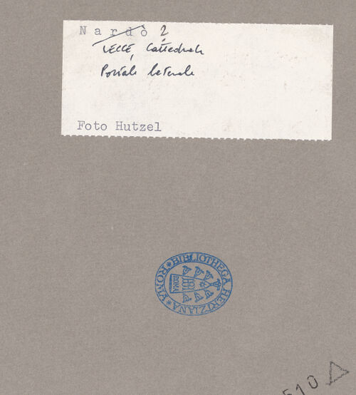 Rückseite von Hutzel, Max [https://www.deutsche-digitale-bibliothek.de/content/lizenzen/rv-ez/] Duomo & AssuntaSüdfassade - Portal, oberes Teil, bh085510_recto. Foto: Hutzel, Max.