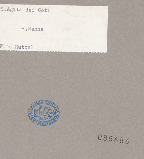 Rückseite von Hutzel, Max [https://www.deutsche-digitale-bibliothek.de/content/lizenzen/rv-ez/] San Menna - Linke Arkade, bh085686_recto. Foto: Hutzel, Max.