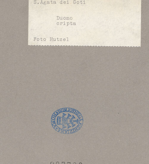 Rückseite von Hutzel, Max [https://www.deutsche-digitale-bibliothek.de/content/lizenzen/rv-ez/] SkulpturKapitelle der Krypta - Seitenansicht, bh087782_recto. Foto: Hutzel, Max.