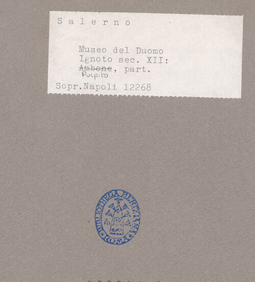 Rückseite von Sopr. BAS NA [https://www.deutsche-digitale-bibliothek.de/content/lizenzen/rv-ez/] Rechte KanzelLesepult mit den Subdiakone - Ansicht von rechts, bh088046_recto. Foto.