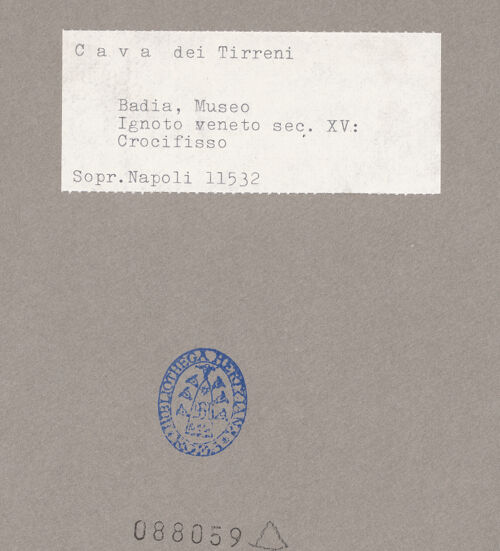 Rückseite von Sopr. BAS NA [https://www.deutsche-digitale-bibliothek.de/content/lizenzen/rv-ez/] Kruzifix - Gesamtansicht, bh088059_recto. Foto.