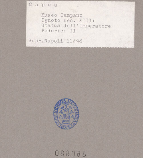 Rückseite von Sopr. BAS NA [https://www.deutsche-digitale-bibliothek.de/content/lizenzen/rv-ez/] Statue Friedrichs II. - Frontalansicht, bh088086_recto. Foto.