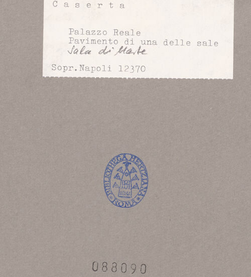Rückseite von Sopr. BAS NA [https://www.deutsche-digitale-bibliothek.de/content/lizenzen/rv-ez/] Palazzo RealeSala di Marte - Fußboden, bh088090_recto. Foto.