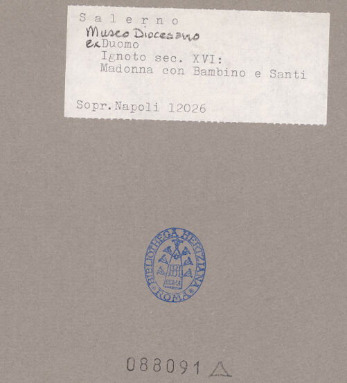 Rückseite von Sopr. BAS NA [https://www.deutsche-digitale-bibliothek.de/content/lizenzen/rv-ez/] Madonna mit Kind, vier Heiligen und die zwölf Apostel - Gesamtansicht, bh088091_recto. Foto.