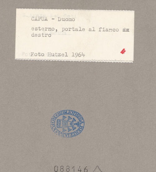 Rückseite von Hutzel, Max [https://www.deutsche-digitale-bibliothek.de/content/lizenzen/rv-ez/] Archivolte und Tympanon, bh088146_recto. Foto.