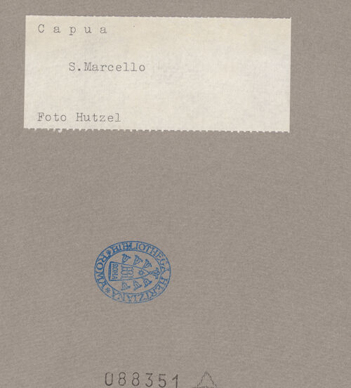 Rückseite von Hutzel, Max [https://www.deutsche-digitale-bibliothek.de/content/lizenzen/rv-ez/] Seitenportal mit alttestamentlichen SzenenRechter Pfosten - Rechter Pfosten, Detail: Samson tötet den Löwen mit seinen bloßen Händen, bh088351_recto. Foto: Hutzel, Max.