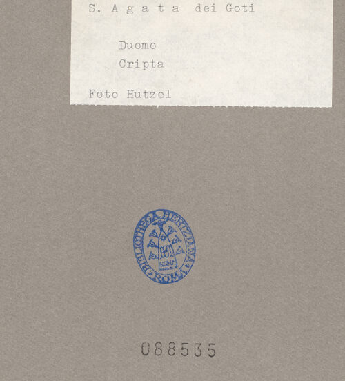 Rückseite von Hutzel, Max [https://www.deutsche-digitale-bibliothek.de/content/lizenzen/rv-ez/] SkulpturKapitelle der Krypta - Gesamtansicht, bh088535_recto. Foto: Hutzel, Max.