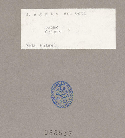Rückseite von Hutzel, Max [https://www.deutsche-digitale-bibliothek.de/content/lizenzen/rv-ez/] SkulpturKapitelle der Krypta - Seitenansicht, bh088537_recto. Foto: Hutzel, Max.
