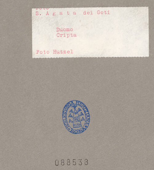 Rückseite von Hutzel, Max [https://www.deutsche-digitale-bibliothek.de/content/lizenzen/rv-ez/] SkulpturKapitelle der Krypta - Schmalseite: Engel, bh088538_recto. Foto: Hutzel, Max.