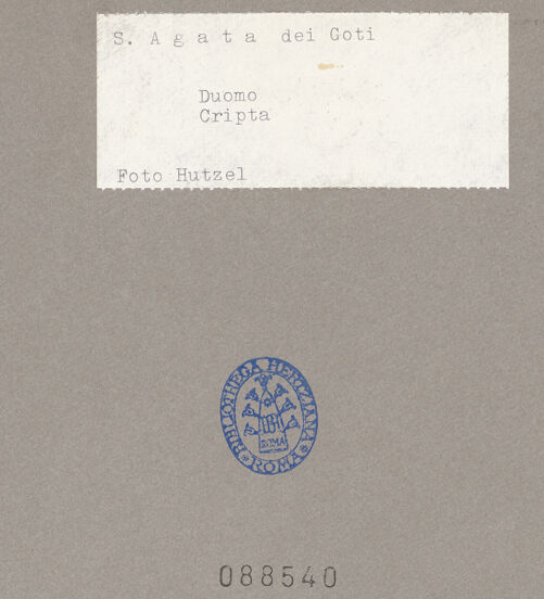 Rückseite von Hutzel, Max [https://www.deutsche-digitale-bibliothek.de/content/lizenzen/rv-ez/] SkulpturKapitelle der Krypta - Gesamtansicht, bh088540_recto. Foto: Hutzel, Max.