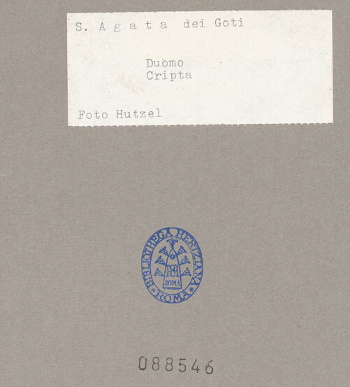 Rückseite von Hutzel, Max [https://www.deutsche-digitale-bibliothek.de/content/lizenzen/rv-ez/] KapellendekorationAltarbild: Kreuzigung - Gesamtansicht, bh088546_recto. Foto: Hutzel, Max.