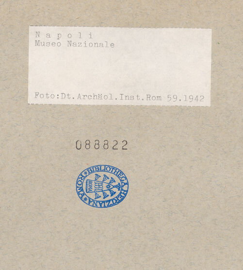 Rückseite von Deutsches Archäologisches Institut Rom [https://www.deutsche-digitale-bibliothek.de/content/lizenzen/rv-ez/] Kapitolinische Trias - Gesamtansicht, bh088822_recto. Foto.