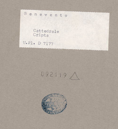 Rückseite von Bibliotheca Hertziana [https://www.deutsche-digitale-bibliothek.de/content/lizenzen/rv-ez/] Santa Maria de Episcopio - Innenansicht, Detail, bh092119_recto. Foto.