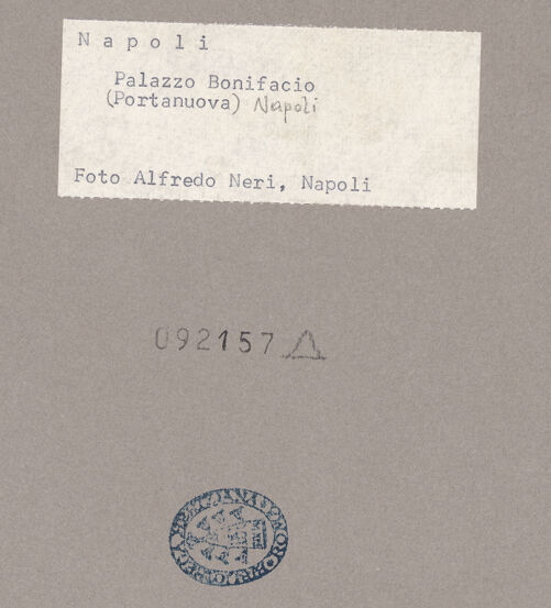 Rückseite von Neri, Alfredo (Napoli) [https://www.deutsche-digitale-bibliothek.de/content/lizenzen/rv-ez/] Palazzo Bonifacio - Portal, Detail: Bogen, bh092157_recto. Foto: Neri, Alfredo.