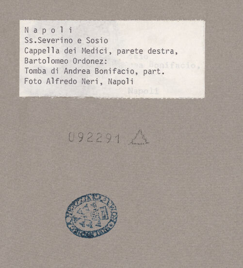 Rückseite von Neri, Alfredo [https://www.deutsche-digitale-bibliothek.de/content/lizenzen/rv-ez/] Grabmal des Andrea BonifacioUnteres Register (Begräbnis und Trauer) - Detail: Begräbnisszene, mittleres Teil, bh092291_recto. Foto: Neri, Alfredo.